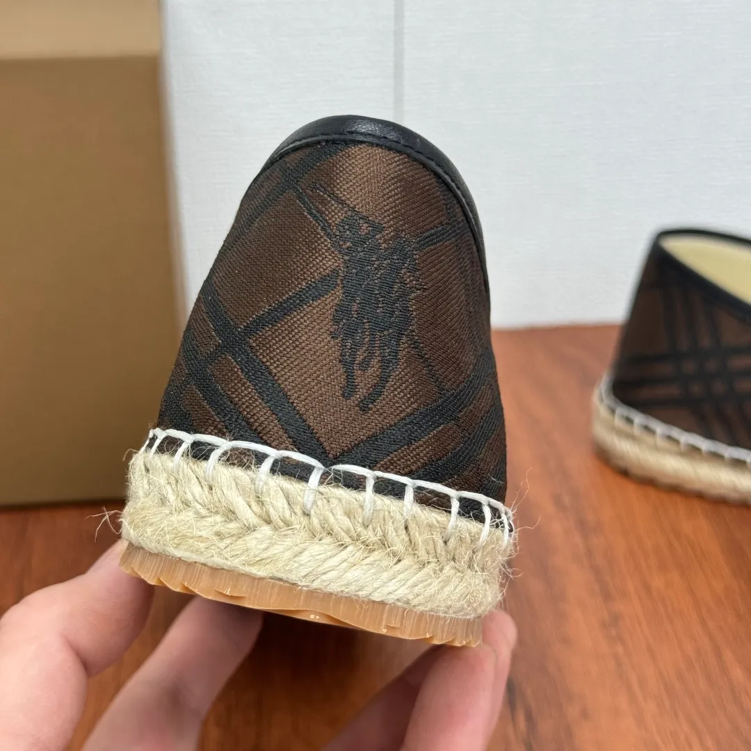 Batch 600 Burberry/Burberry new summer men's embroidered straw fisherman shoes, cool slip-on straw shoes! Encounter British fashion with Burberry espadrilles, a perfect blend of classic and fashionable. The unique printing on the upper is a manifestation of the brand's style. Every color and every pattern tells the story of England. Straw soles bring a natural texture, comfortable and chic. Whether you are strolling in the city streets or heading to the beach for vacation, it can add elegance and charm to you, easily become the center of attention, and start your own fashion journey. Classic knitted canvas upper, with thin calfskin lining suitable for summer, straw lining, genuine leather patch at the bottom of the heel, hemming technology, and Mark stitching details! Anti-slip rubber bottom layer, integrated injection molding of large LOGO letters and badges, multiple colors and styles to choose from, complete package! Size: 39-40-41-42-43-44 Normal size Item number: 2025-5 War Horse Brown color
